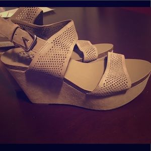 Like new Vince Camuto Sandals